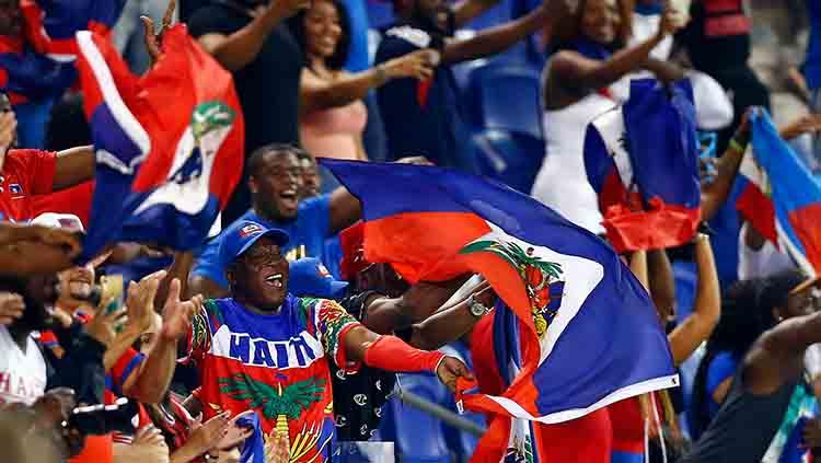 Suporter timnas Haiti antusias saat memberikan dukungan kepada negaranya di Red Bull Arena (24/06/19). Adam Hunger/Getty Images