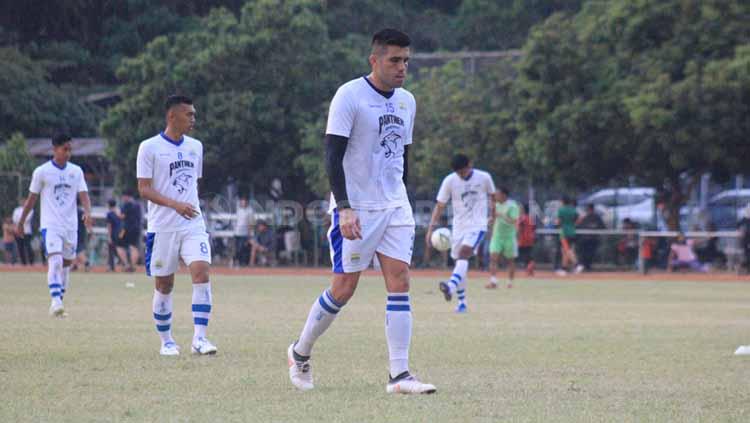 Pemain Persib, Fabiano Beltrame saat berlatih di Lapangan Saraga ITB, Kota Bandung, Rabu (26/06/2019). - INDOSPORT