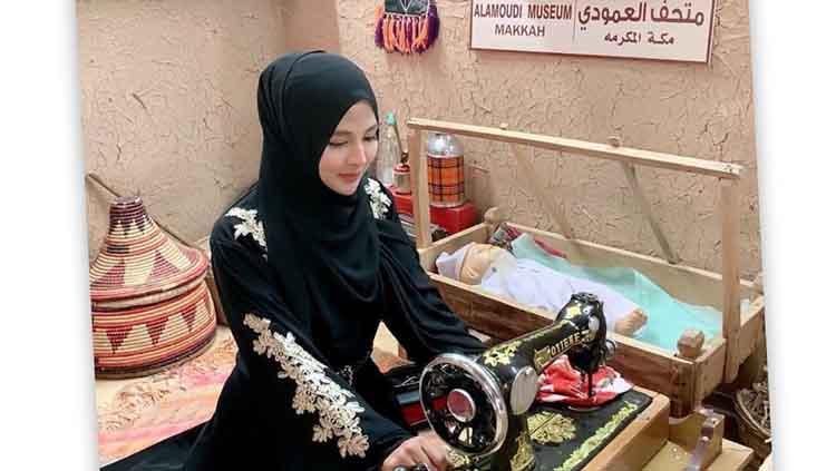 Thya Sethya sesaat di museum Alamoudi Makah. Copyright: Instagram/thyasethyaa