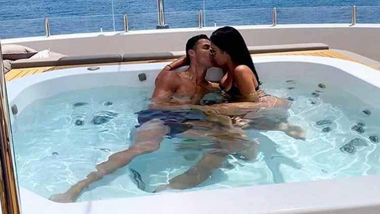 Kemesraan Cristiano Ronaldo dan Georgina Rodriguez di bak kolam. Copyright: marca.com