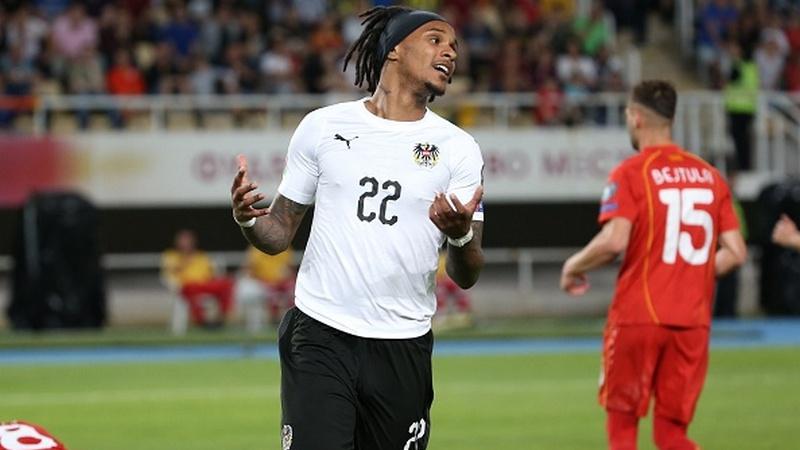 Max Hagmayr menepis kabar Valentino Lazaro yang dirumorkan terbuang dari skuat Inter Milan setelah belum kunjung mendapatkan kesempatan bermain.