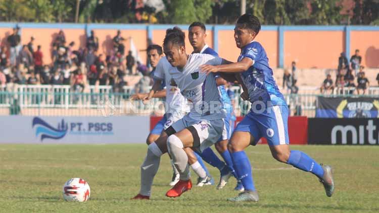 Penyerang PSCS Cilacap, Indra Setiawan (kanan) berusaha melewati kawalan bek Persita Tangerang, Rio Ramandika dalam laga Liga 2 di Stadion Wijayakusuma, Cilacap, Kamis (27/06/19). Foto: Ronald Seger Prabowo/INDOSPORT