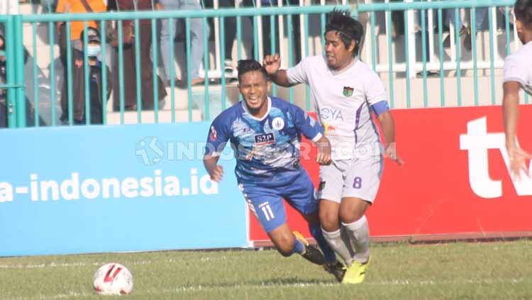 Winger PSCS Cilacap, Imam Bagus Kurniaw dijatuhkan kapten Persita Tangerang, Egi Melgiansyah dalam laga Liga 2 di Stadion Wijayakusuma, Cilacap, Kamis (27/06/19). Foto: Ronald Seger Prabowo/INDOSPORT Copyright: Ronald Seger Prabowo/INDOSPORT