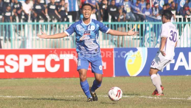 Winger PSCS Cilacap, Imam Bagus Kurniawa kecewa setelah terjebak offside dalam laga Liga 2 di Stadion Wijayakusuma, Cilacap, Kamis (27/06/19). Foto: Ronald Seger Prabowo/INDOSPORT