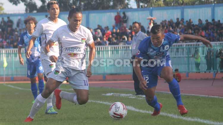 Striker PSCS Cilacap, Saiful Bahri (kanan) berusaha melewati kawalan bek Persita Tangerang, Rio Ramandika dalam laga Liga 2 di Stadion Wijayakusuma, Cilacap, Kamis (27/06/19). Foto: Ronald Seger Prabowo/INDOSPORT