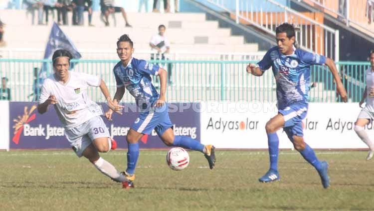 Gelandang PSCS Cilacap, Said Nurul Aksor membawa bola dalam laga Liga 2 di Stadion Wijayakusuma, Cilacap, Kamis (27/06/19). Foto: Ronald Seger Prabowo/INDOSPORT