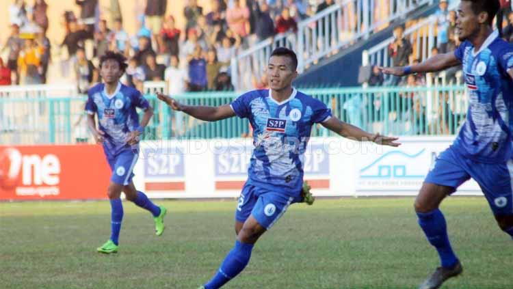 Striker PSCS Cilacap, Saiful Bahri berselebrasi usai mencetak gol ke gawang Persita Tangerang dalam laga Liga 2 di Stadion Wijayakusuma, Cilacap, Kamis (27/06/19). Foto: Ronald Seger Prabowo/INDOSPORT