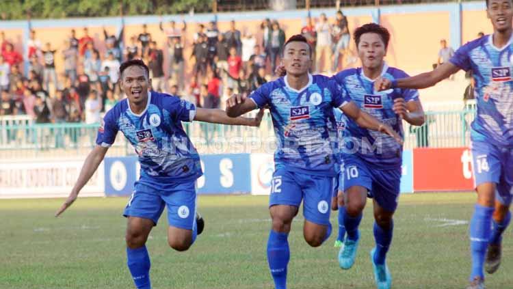Striker PSCS Cilacap, Saiful Bahri berselebrasi usai mencetak gol ke gawang Persita Tangerang dalam laga Liga 2 di Stadion Wijayakusuma, Cilacap, Kamis (27/06/19). Foto: Ronald Seger Prabowo/INDOSPORT