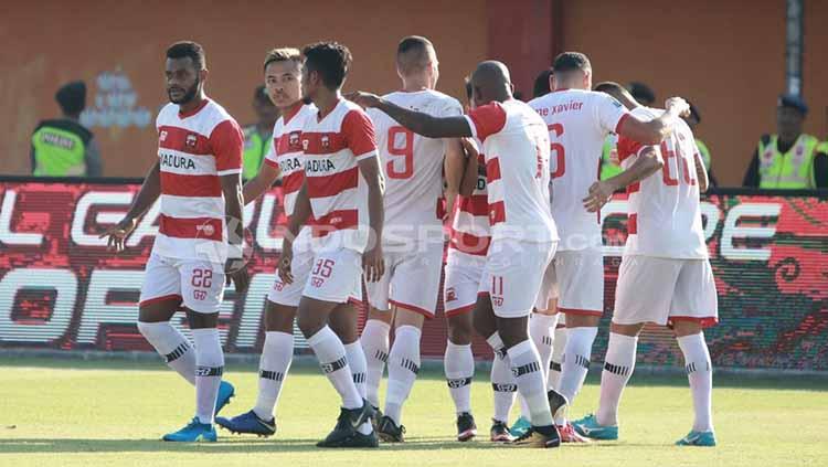 Selebrasi para pemain Madura United atas gol yang dicetak Beto Goncalves Copyright: Ian Setiawan/INDOSPORT