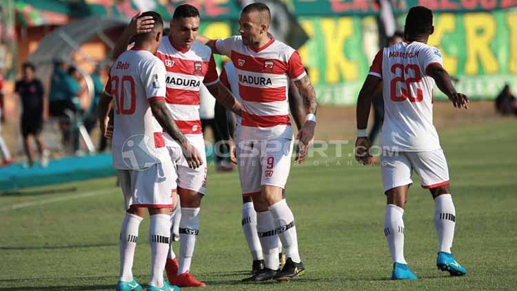 Selebrasi gol Beto Goncalves saat membobol gawang Pesebaya