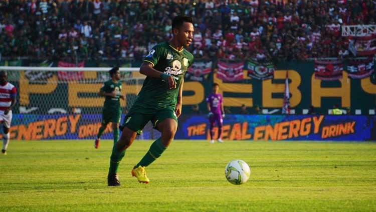 Osvaldo Haay menggiring bola pada laga Madura United vs Persebaya Surabaya di Kratingdaeng Piala Indonesia 2018/2019, Kamis (27/06/19). Copyright: Istimewa