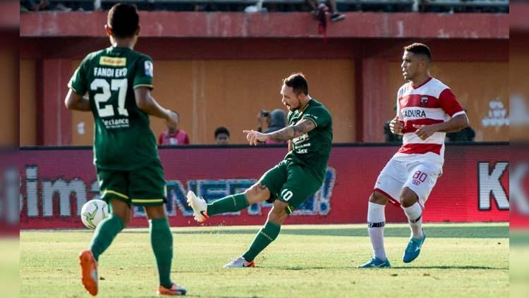 Damian Lizio melepaskan umpan pada laga Madura United vs Persebaya Surabaya di Kratingdaeng Piala Indonesia 2018/2019, Kamis (27/06/19). Copyright: persebaya.id