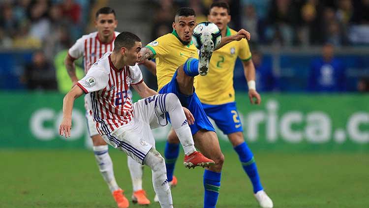 Allan (Brasil) berjuang untuk merebut bola dari Miguel Almiron dalam laga Copa America di perempatfinal di Arena do Gremio di Arena do Gremio (28/06/19). Buda Mendes/Getty Images Copyright: Buda Mendes/Getty Images