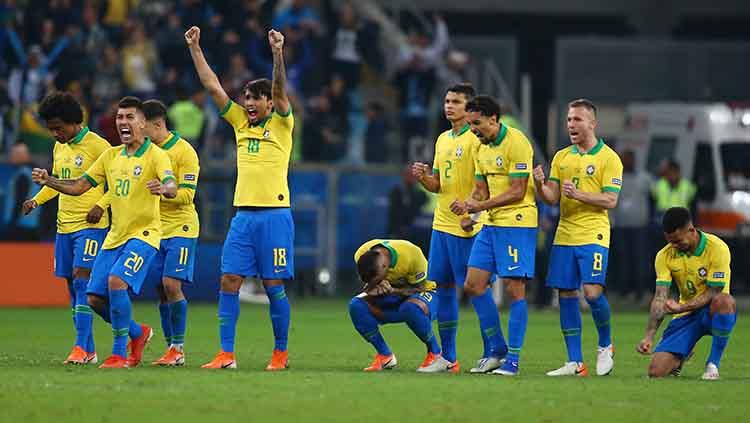 Aksi selebrasi timnas Brasil lolos ke semifinal Copa America usai taklukan Paraguay lewat adu penalti. - INDOSPORT