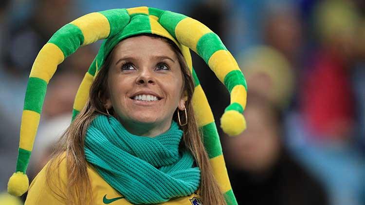 Fans Timnas Brasil tersenyum tengah menyaksikan laga perempatfinal Copa America 2019 Brasil vs Paraguay di Arena do Gremio, Jumat (28/06/19).