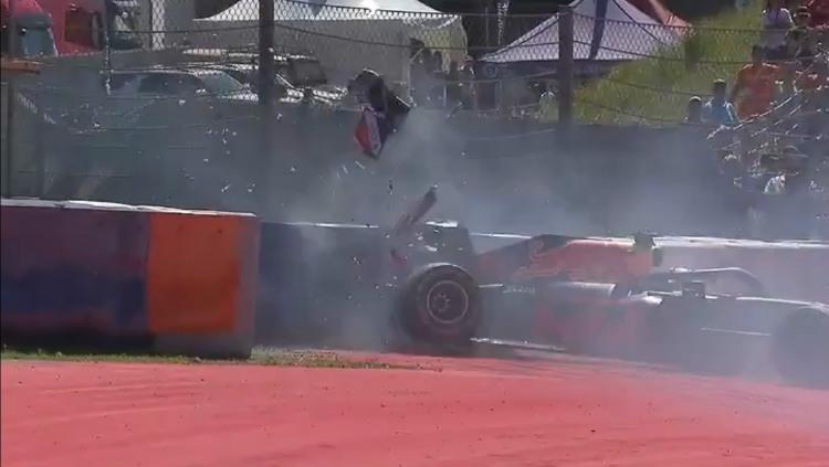 Max Verstappen alami kecelakaan di FP2 F1 GP Austria pada Jumat (28/06/19). - INDOSPORT