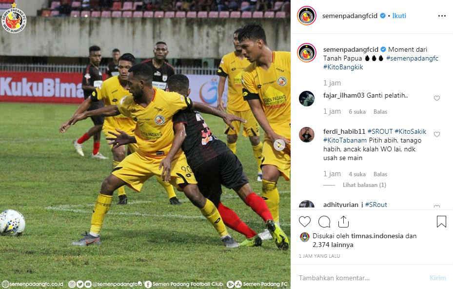 Suporter Semen Padang menyerukan pelatih Syafrianto Rusli untuk diganti. Copyright: Instagram/Semen Padang