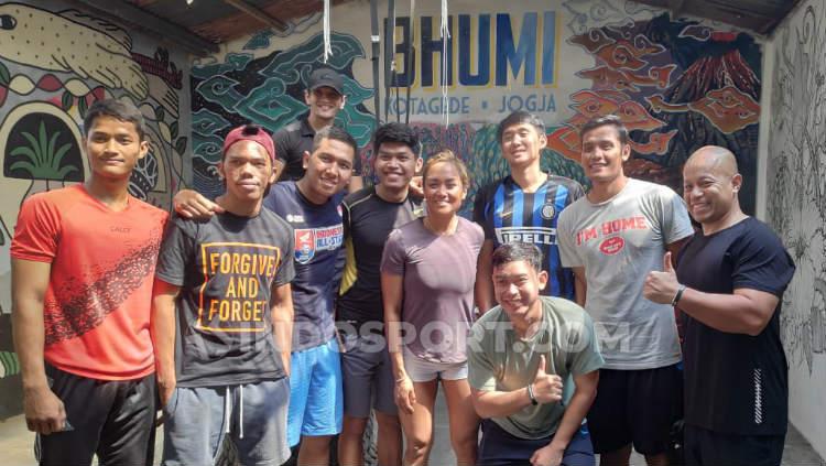 Jemima Djatmiko (tengah) bersama dengan coach Raoul Miguel Hadinoto (paling kanan) dan pemain basket dari klub Bima Perkasa Jogja. Foto: Cosmas Bayu/INDOSPORT