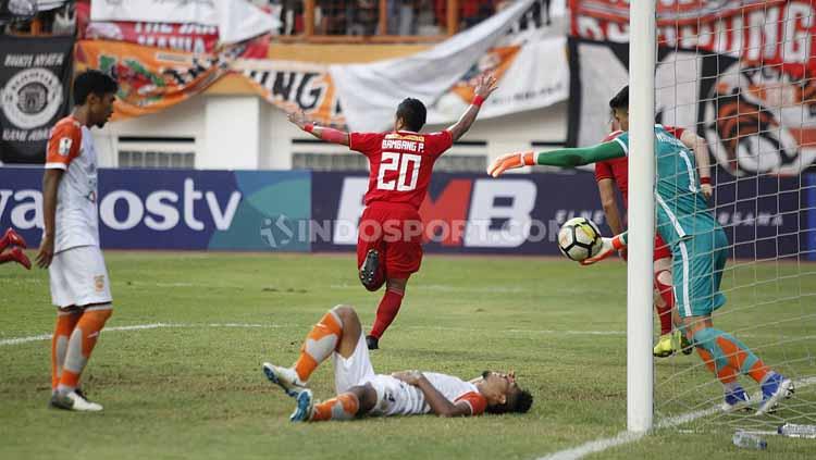 Selebrasi Bambang Pamungkas usai menjebol gawang Borneo FC di pertandingan Persija Jakarta vs Borneo FC di Stadion Wibawa Mukti, Cikarang, Sabtu (29/06/19). Foto: Herry Ibrahim/INDOSPORT Copyright: Herry Ibrahim/INDOSPORT