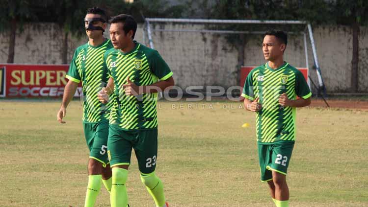 Hansamu Yama (tengah) saat melakukan pemanasan dengan Otavio Dutra dan Abu Rizal Maulana di Lapangan Polda Jatim