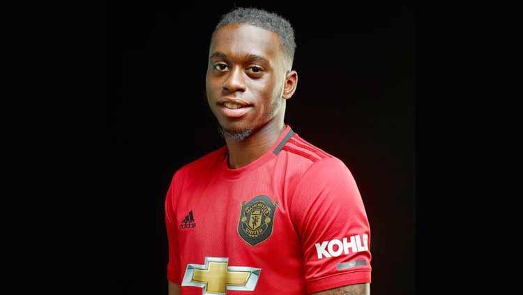 Pemain Manchester United, Aaron Wan-Bissaka berpose usai menandatangani kontrak, Minggu (30/06/19) di Manchester, Inggris. Foto: Manchester United/Getty Images Copyright: Manchester United/Getty Images