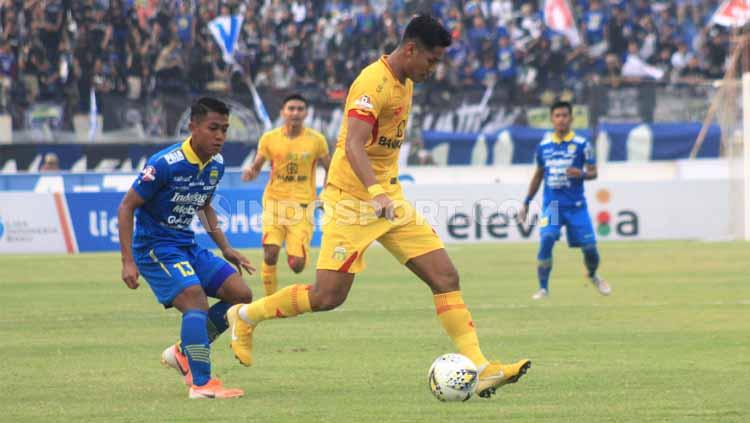 Gelandang Persib Bandung, Febri Hariyadi saat menjaga ketat pemain Bhayangkara FC, Minggu (30/06/2019). Foto: Arif Rahman/INDOSPORT - INDOSPORT