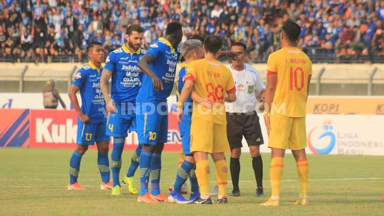 Stiker Persib Bandung, Ezechiel N'Douassel pada laga kandang Liga 1 2019 di Stadion Si Jalak Harupat, Kabupaten Bandung, Minggu (30/06/2019). Foto: Arif Rahman/INDOSPORT