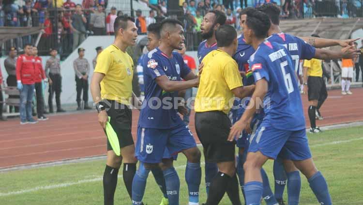 Pemain PSIS Semarang memprotes wasit di Shopee Liga 1, Minggu (30/06/2019). Foto: Ronald Seger Prabowo/INDOSPORT