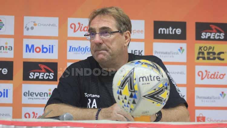 Pelatih Persib Bandung, Robert Rene Alberts, memutuskan mendepak 3 pemain asingnya setelah gagal tampil bagus di putaran pertama Liga 1 2019. Foto: Arif Rahman/INDOSPORT