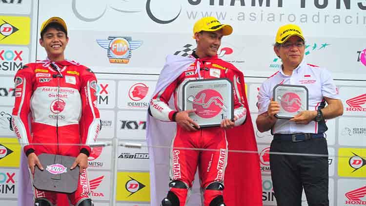 Awhin Sanjaya dan Irfan Ardiansyah naik podium, setelah menyelesaikan balapan pertama putaran kelima Asia Road Racing Championship kelas Asia Production 250cc - INDOSPORT