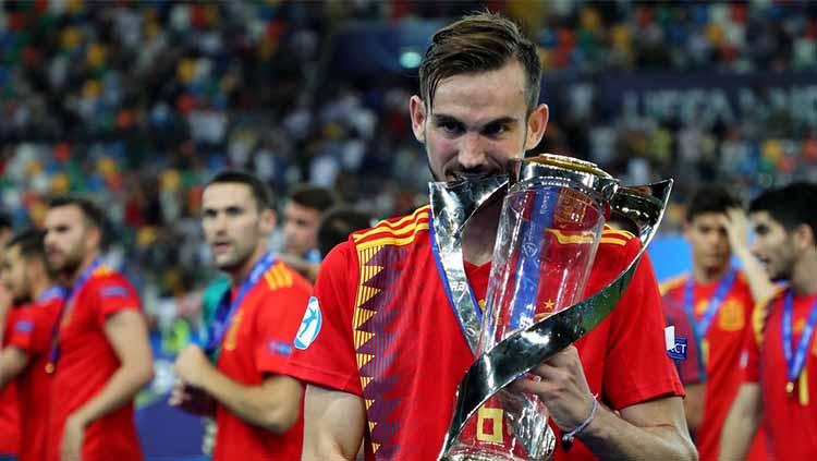 Pemain muda Timnas Spanyol U-21 Fabian Ruiz saat dinobatkan sebagai pemain terbaik Euro U-21 2019 Copyright: twitter/@SquawkaNews