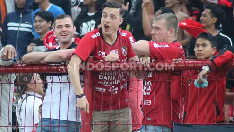 Para wisatawan luar negeri saat memberikan dukungan pada Bali United dalam laga lawan PSIS Semarang di tribun selatan Stadion Kapten I Wayan Dipta, Gianyar, Sabtu (22/6/2019). Copyright: Nofik Lukman Hakim/INDOSPORT