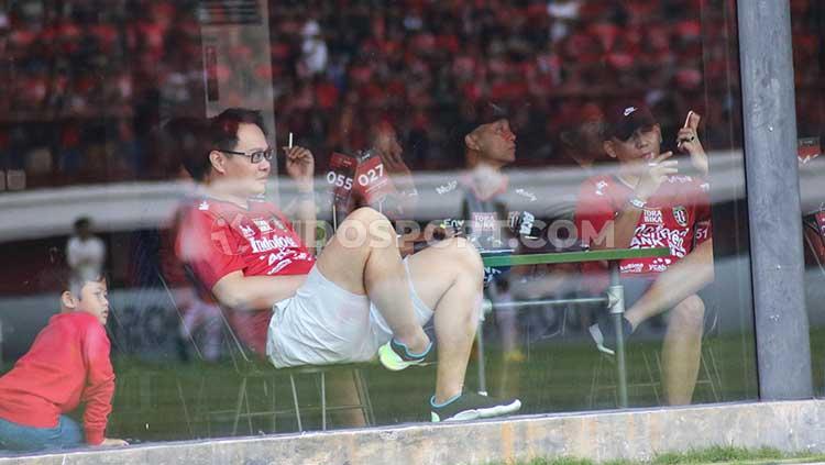 Para pendukung Bali United menyaksikan laga melawan PSIS Semarang, dari Bali United Cafe. Dari face yang berada di bawah tribun barat ini, pengunjung bisa langsung menyaksikan pertandingan. Copyright: Nofik Lukman Hakim/INDOSPORT
