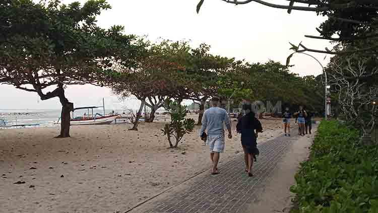 Terlihat para pengunjung sedang berjalan di jogging track, sepanjang pantai Sanur, Denpasar Selatan, Bali, Rabu (26/6/2019) pagi. Foto : Nofik Lukman Hakim Copyright: Nofik Lukman Hakim/INDOSPORT