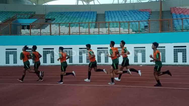 Pemain Timnas Indonesia U-19 sedang melakukan tes uji fisik pada pemusatan latihan (training centre) di Stadion Wibawa Mukti, Cikarang pada Senin (01/07/19).