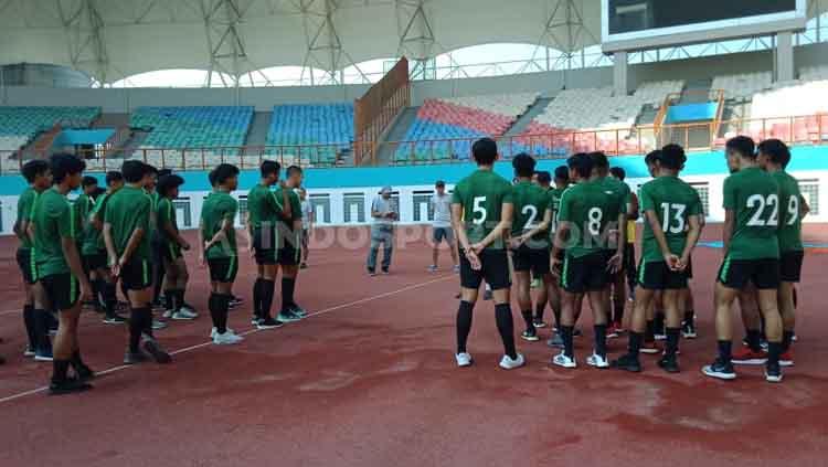 Pemain Timnas Indonesia U-19 mendengarkan instruksi dari sang pelatih, Fakhri Husaini.