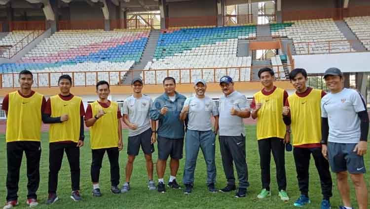 Potret pelatih dan staff Timnas Indonesia U-19 beserta tim penguji kebugaran dari Universitas Negeri Jakarta.