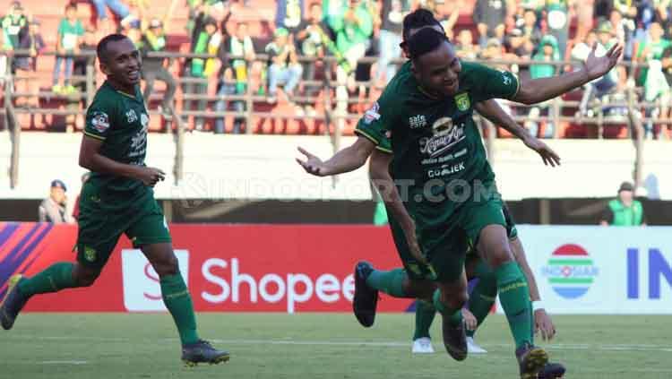 Selebrasi Oktafianus Fernando setelah mencetak gol ke gawang persela menit 17'.