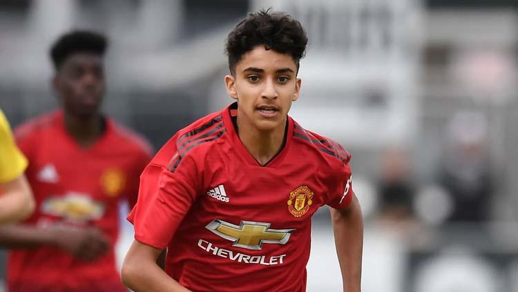 Zidane Iqbal membela Manchester United melawan Ragers pada laga turnamen junior Super NI di Ballymena, Irlandia.