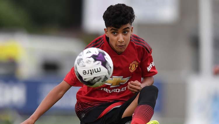 Zidane Iqbal membela Manchester United melawan Ragers pada laga turnamen junior Super NI di Ballymena, Irlandia.