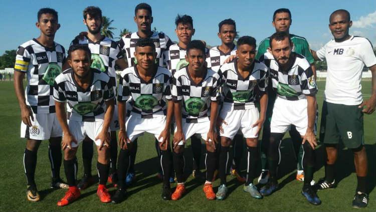 Miro Baldo Bento berfoto bersama klub Boavista Timor. Copyright: Facebook/Miro Baldo Bento