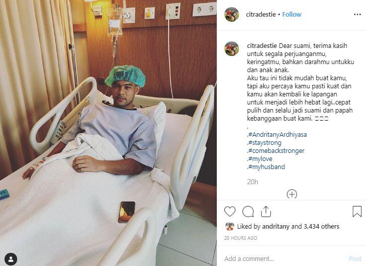 Unggahan istri Andritany Ardhiyasa usai operasi kiper Persija tersebut menjalani operasi. Copyright: Instagram/citradestie
