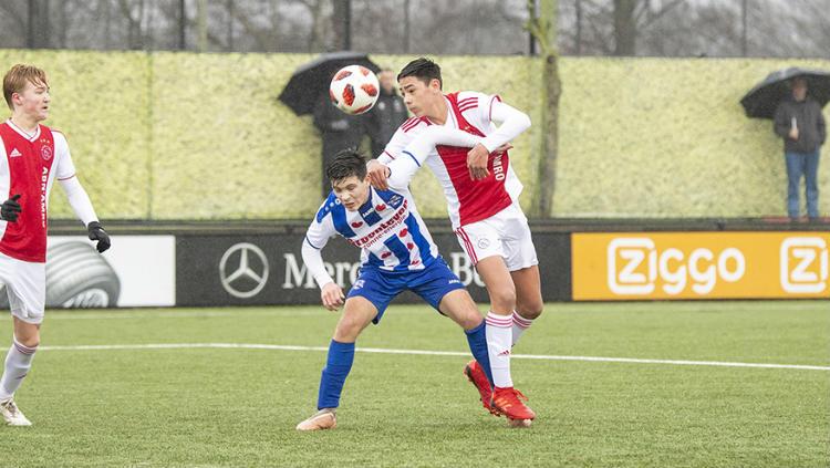 Pemain Ajax U-17 Tristan Gooijer (kanan) saat menyundul bola. Copyright: ajax.nl
