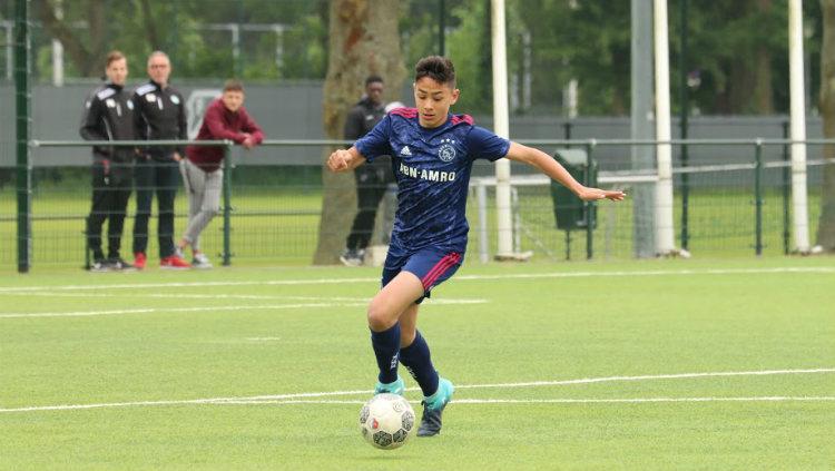 Pemain keturunan Indonesia, Tristan Gooijer, menarik perhatian usai bikin gol untuk Ajax Amsterdam di pertandingan uji coba pramusim. - INDOSPORT