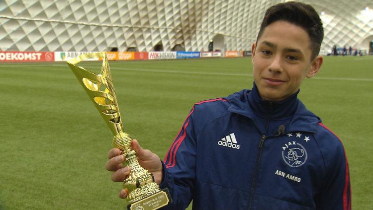 Pemain muda Ajax Amsterdam Tristan Gooijer saat mendapat penghargaan. - INDOSPORT