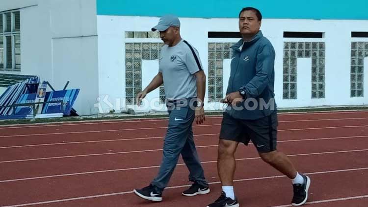 Fakhri Husaini dan Asisten pelatih timnas Indonesia U-19, Mahruzar Nasution berjalan bersama.