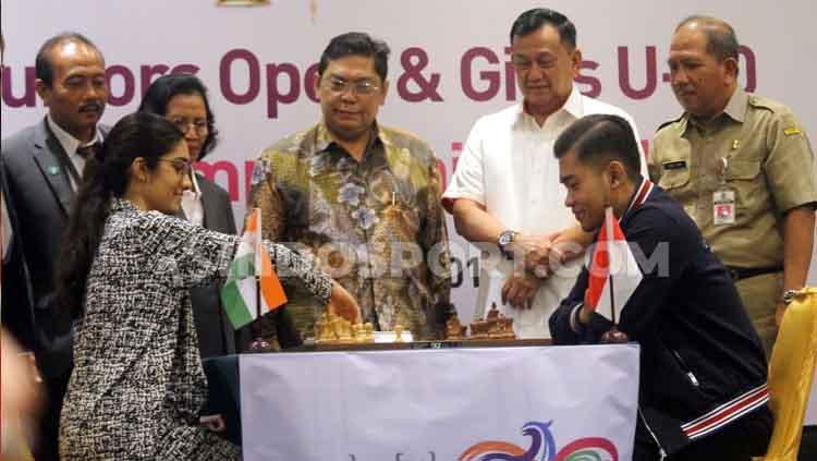 Pecatur andalan Indonesia, IM Novendra Priasmoro (kanan) saat pembukaan Asian Juniors and Girls U-20 Chess Championship 2019 di Hotel Lorin Surakarta - INDOSPORT