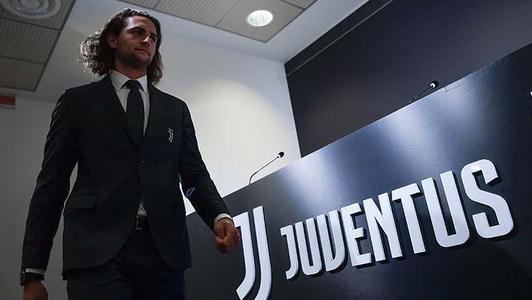 Pemain sepak bola Juventus, Adrien Rabiot, tampaknya sedang melawan niat Andrea Pirlo yang ingin menjualnya. - INDOSPORT