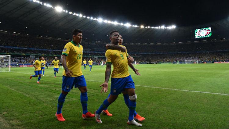 Para pemain Brasil melakukan selebrasi gol. Copyright: Getty Images