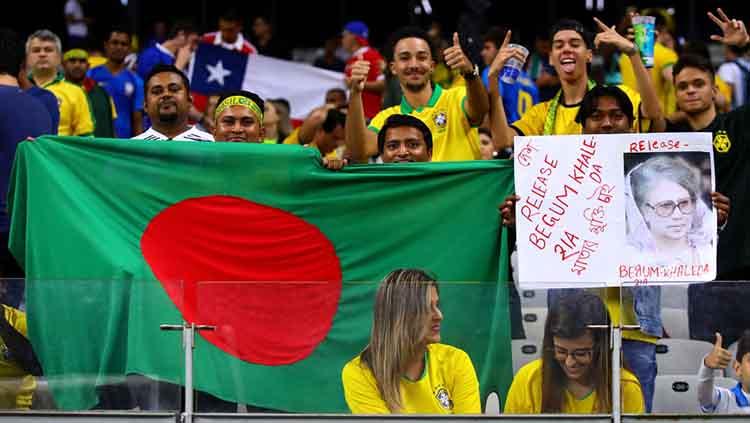 Fans Brasil asal Bangladesh turut menyuarakan dukungan terhadap Perdana Menteri Begum Khaleda di Mineirao Stadium, Rabu (03/07/19). Chris Brunskill/Fantasista/Getty Images